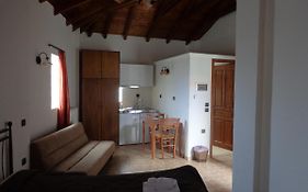 Alonaki Guesthouse